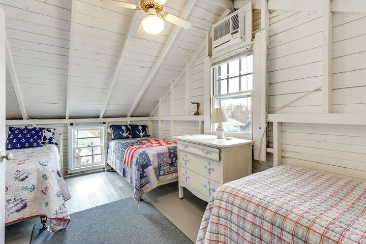 Charming Westbrook Cottage Steps to Private Beach