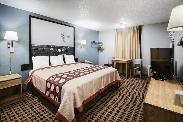 Room 6 of 18