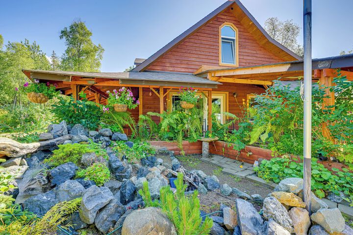 Cozy Kenai Abode w / Private Deck: 5 Mi to Ocean!