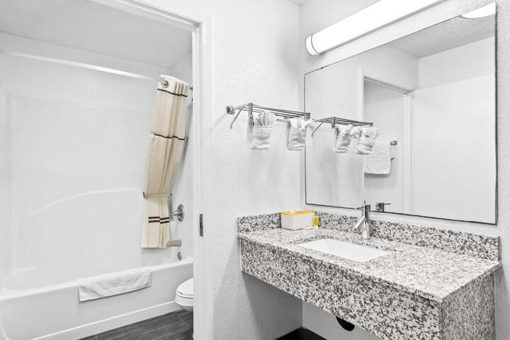 Travelodge Suites by Wyndham MacClenny