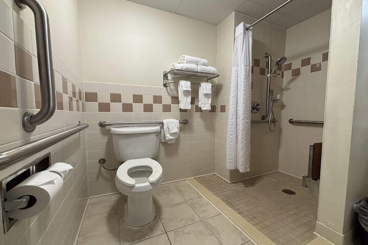 AmericInn by Wyndham Monmouth