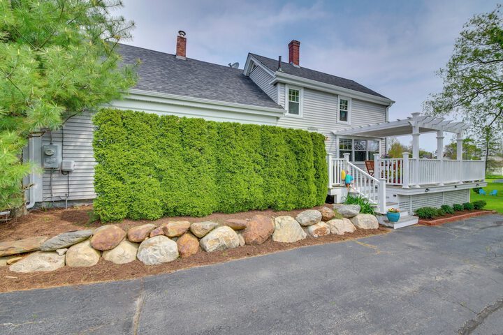 Rockland Home w / Deck 5 Mins to Historic Downtown!