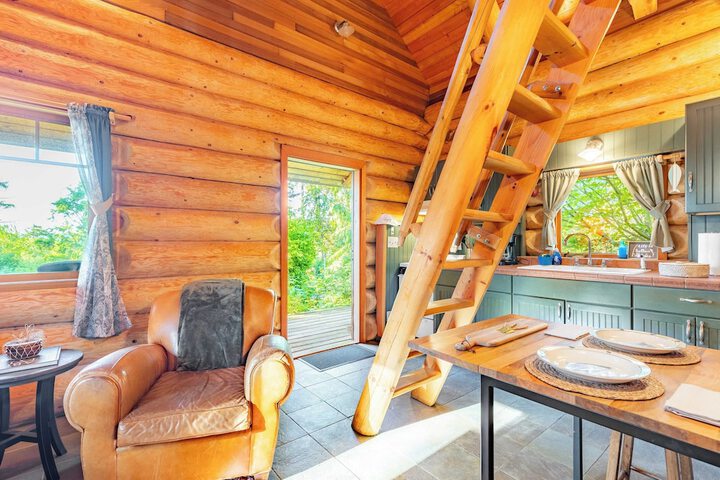 Penn Cove Overlook by Avantstay Cabin w / Views