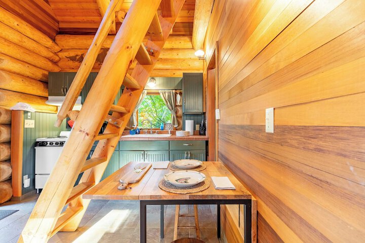 Penn Cove Overlook by Avantstay Cabin w / Views