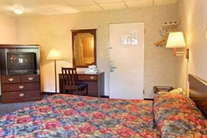 Travelodge by Wyndham Cleveland Lakewood