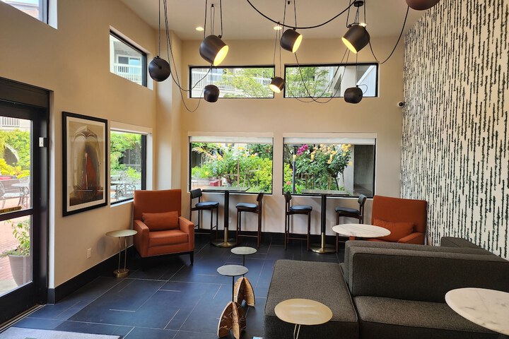 Lounge 61 of 82