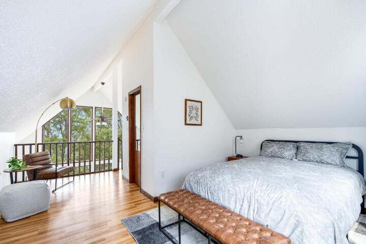 Modern Chalet w Hot Tub Large Deck, Grill & WiFi