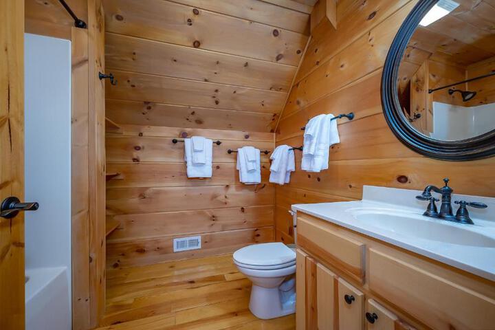 Scenic Mountain Comfort 4Br Family Getaway
