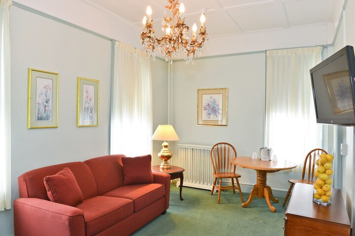 Lounge 41 of 43