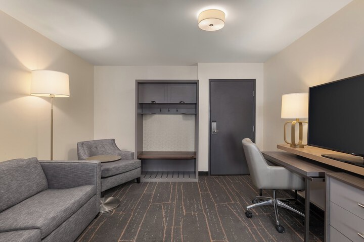 Holiday Inn & Suites Detroit - Troy by IHG