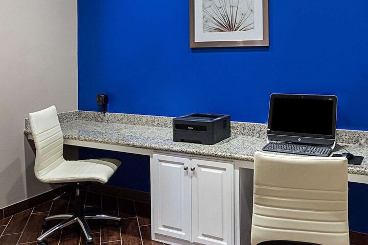 Comfort Suites near Tanger Outlet Mall