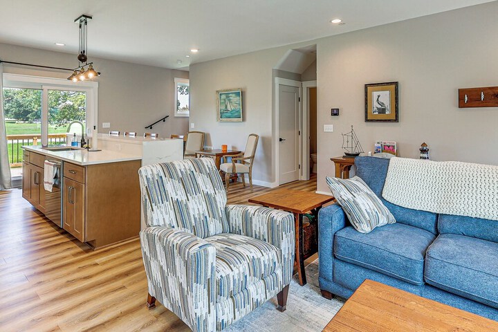 Rock Hall Retreat w / Balcony Near Park & Marina!