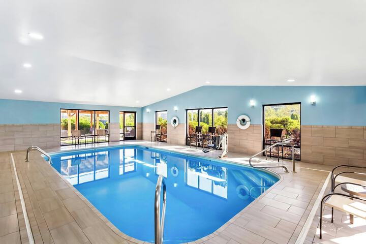 Holiday Inn Express Suites Charleston by IHG