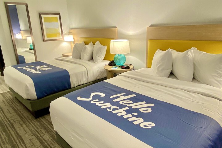 Days Inn & Suites by Wyndham Beaumont West / I-10 & Walden