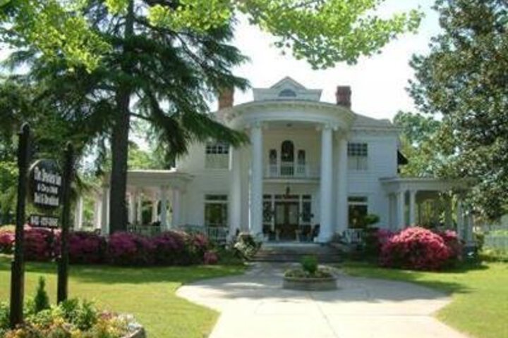 Breeden Inn Cottages & Retreat on Main