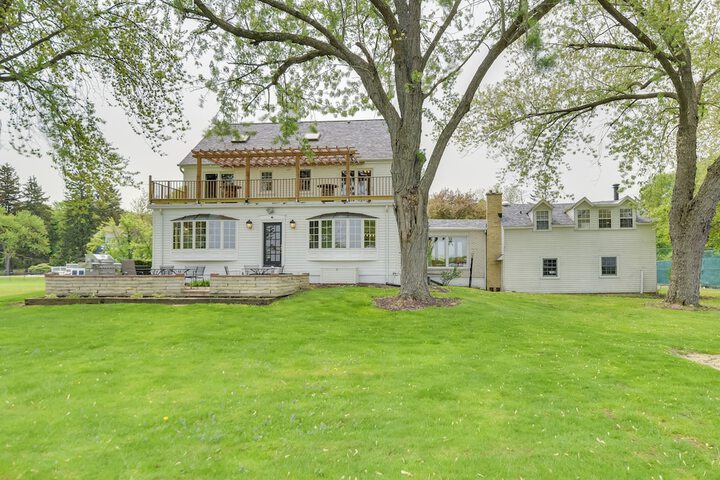 Pistakee Lake Estate w / Boat Dock & Hot Tub!