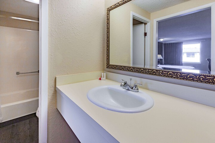 Room 32 of 35