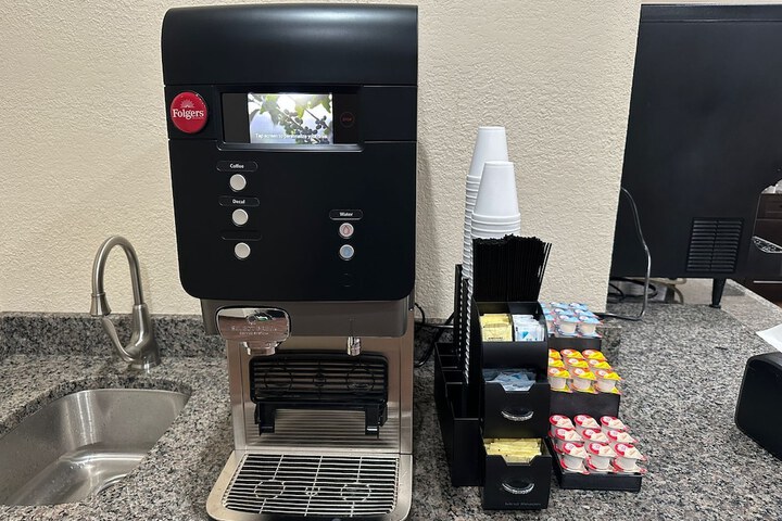 Econo Lodge Inn & Suites
