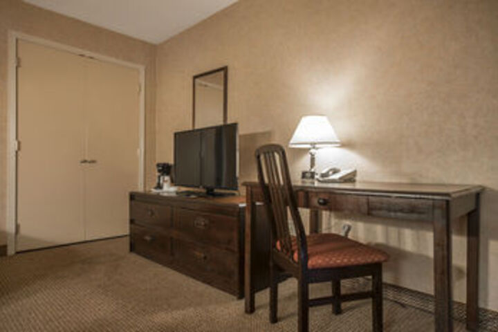 Econo Lodge Inn & Suites