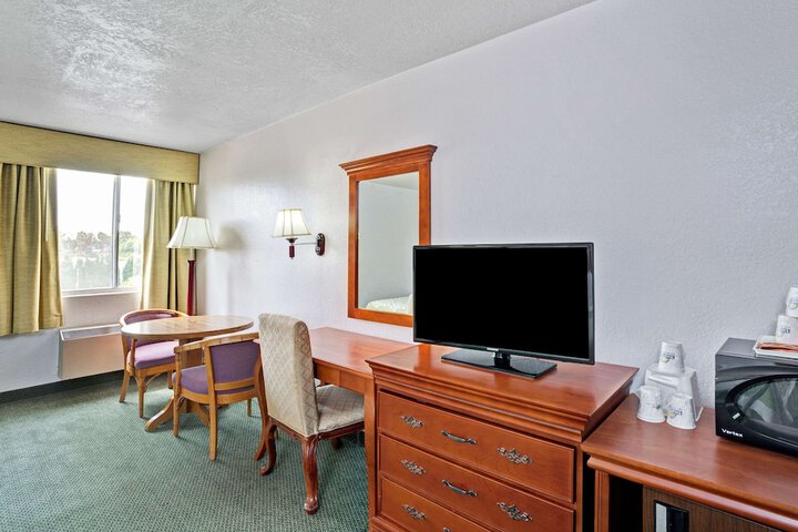 Room 11 of 16