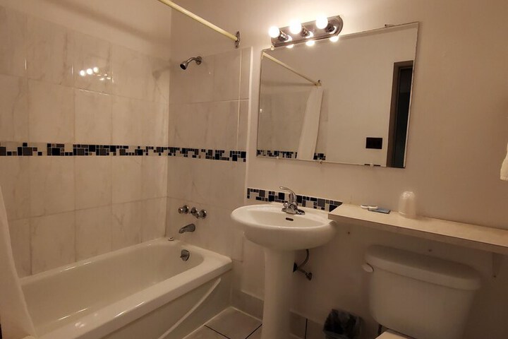 Room 9 of 16