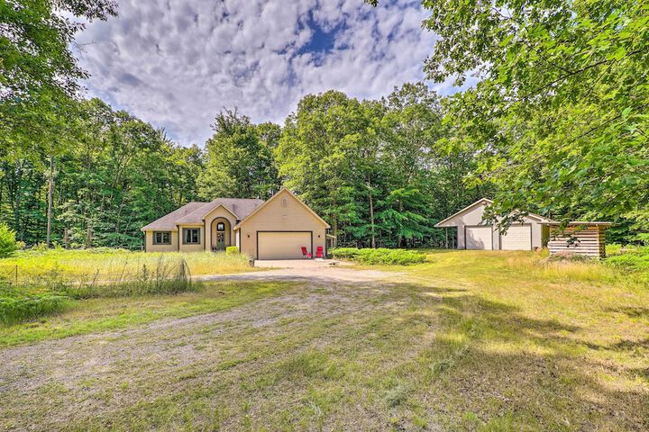 Cozy Whitehall Hideaway w / Hot Tub + Chiminea!