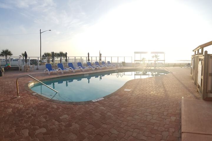 Pool 10 of 44