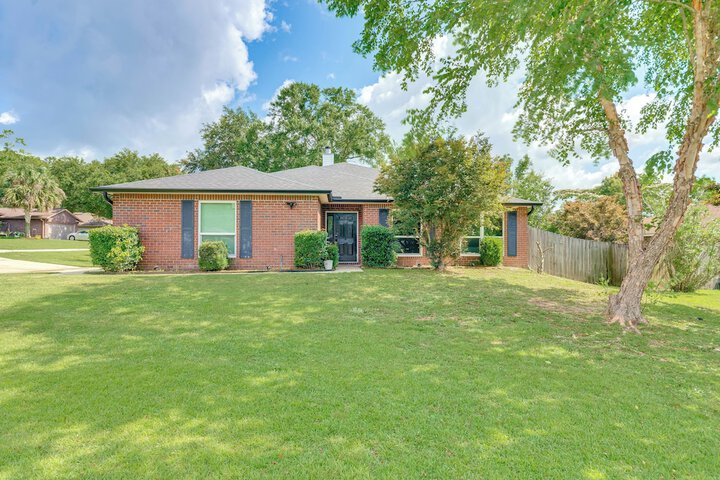 Spacious Home w / Sunroom 15 Mi to Pensacola!
