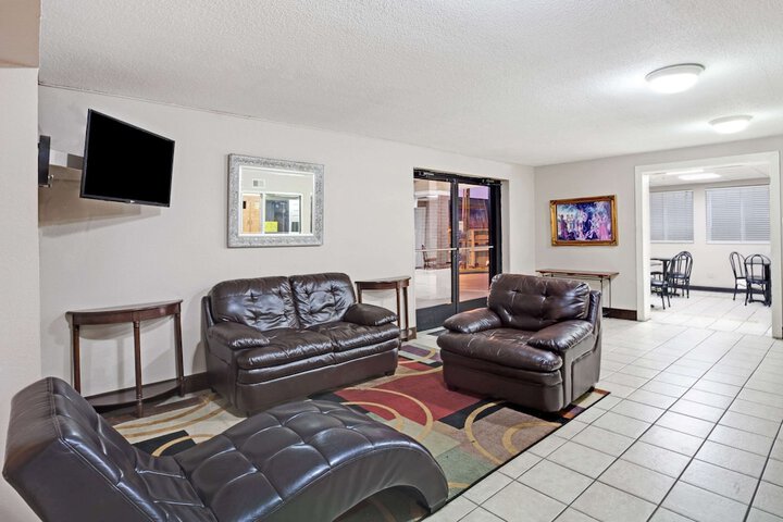 Super 8 by Wyndham Nashville / Dntn/ Opryland Area
