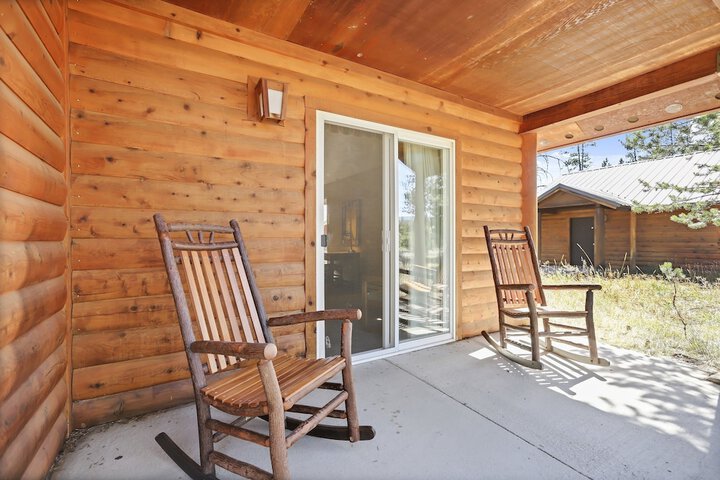 Headwaters Lodge & Cabins at Flagg Ranch
