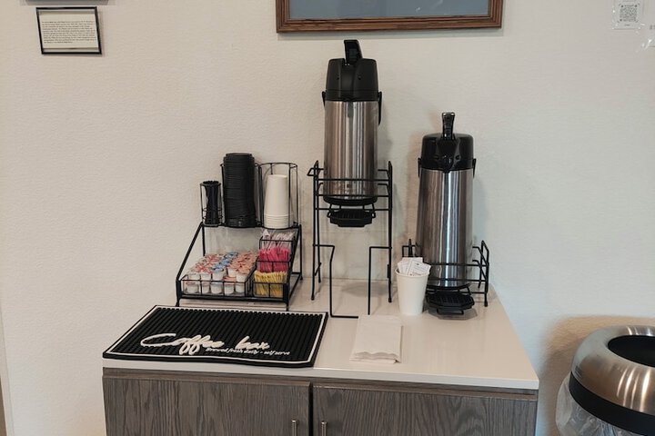 The Grove Inn & Suites