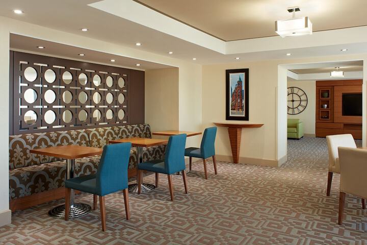 Lounge 105 of 117