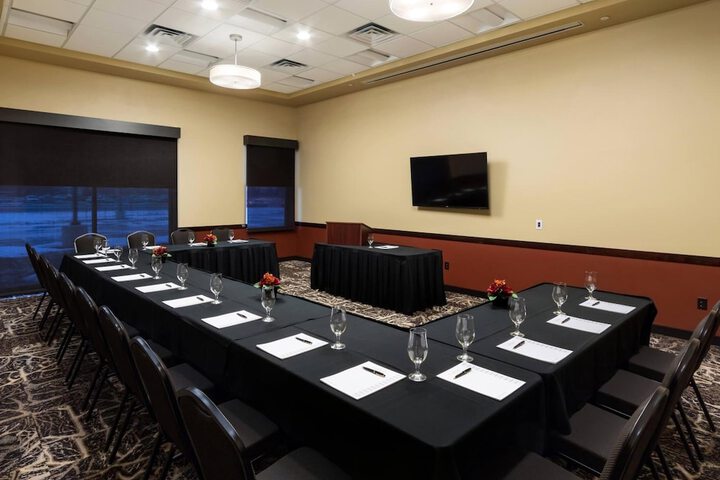 ClubHouse Hotel & Suites - Fargo