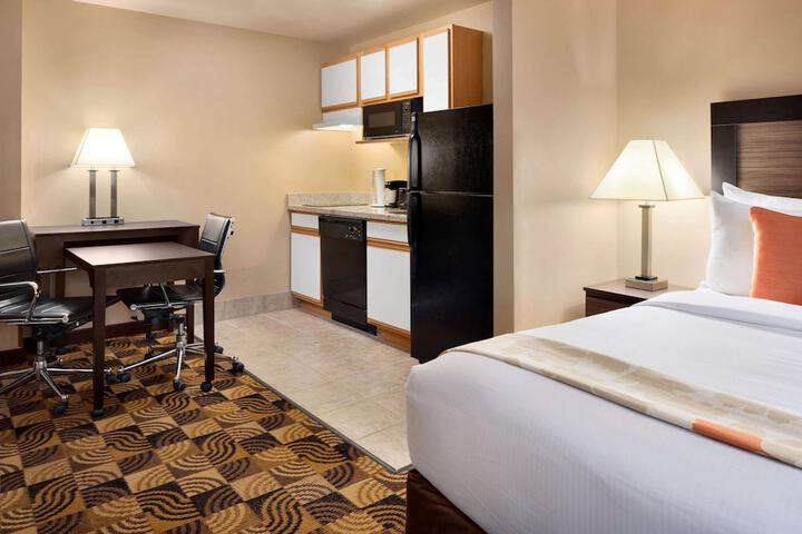 Hawthorn Extended Stay by Wyndham Milwaukee Airport