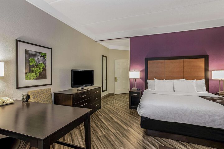 Room 40 of 77
