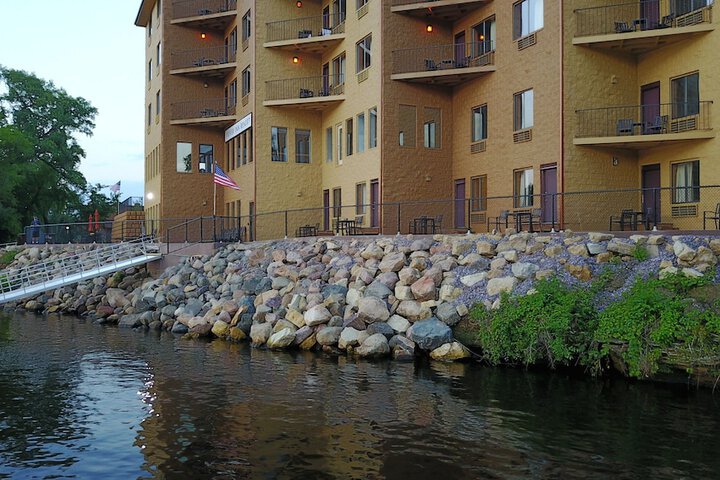 Natura Vue Resort & Boathouse