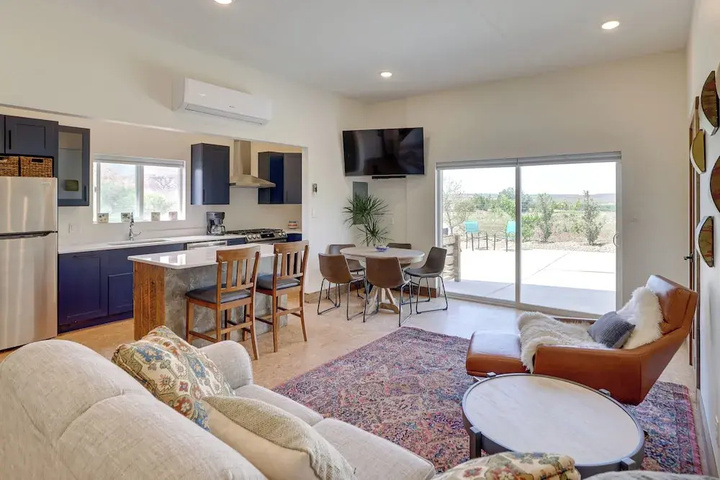 Hot Tub & Views: Modern Home 15 Mi to Zion NP