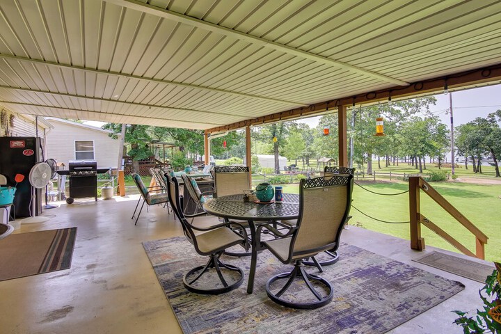 Cozy Lake Eufaula Hideaway w / Fire Pit & Hot Tub!