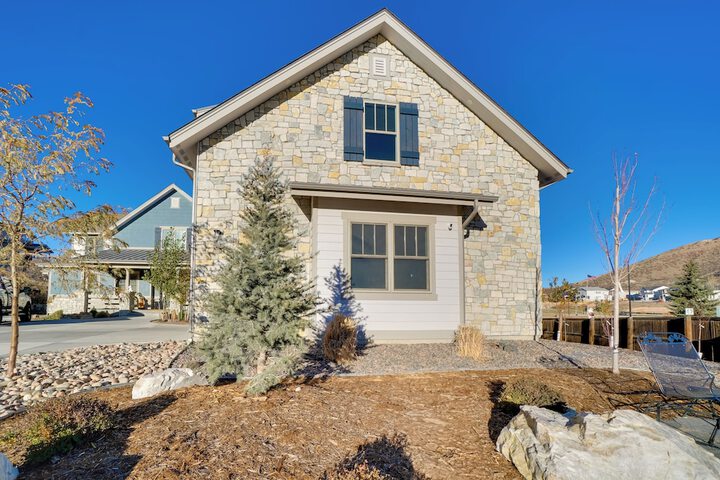 2 Mi to Town: Castle Rock Retreat w / Fireplace!