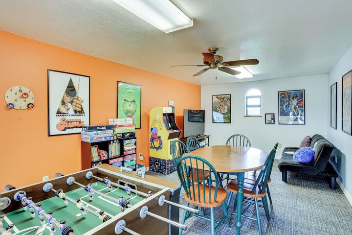 Lakefront Home w / Game Room Kayaks, & Fire Pit