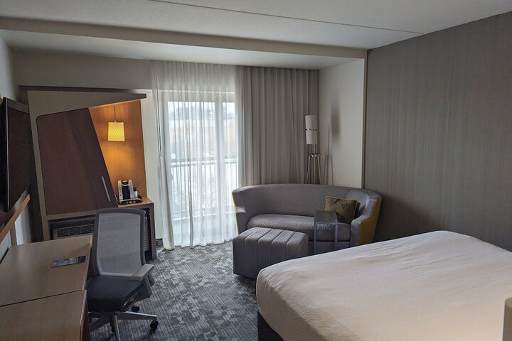Courtyard by Marriott Holland Downtown