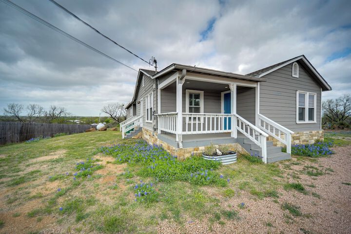 Pet-friendly Texas Retreat w / Deck & Gas Grill!