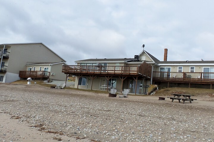 Algoma Beach Motel