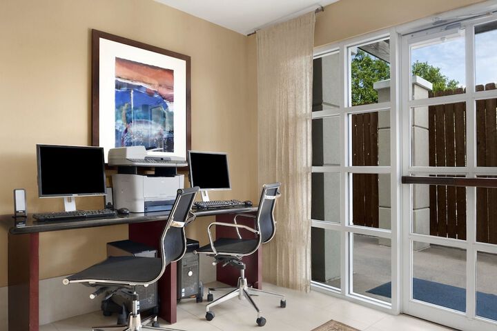 Business Center 17 of 18