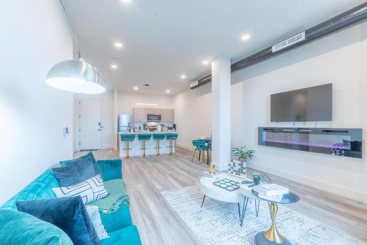 Emerald Escape Free Parking, 2 Bath, Sleeps 8 Near American Dream and The Airport, King Bed and 2 Queen Beds, Washer and Dryer