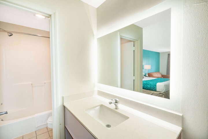 Room 4 of 11