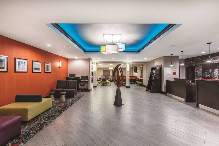La Quinta Inn & Suites by Wyndham Houston Bush Intl Airpt E