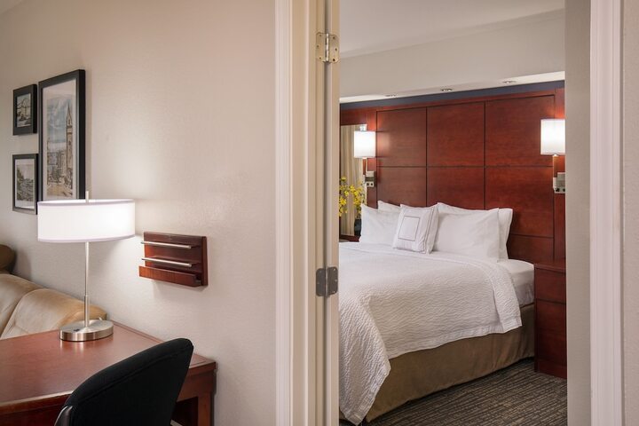 Room 27 of 38