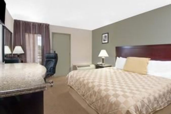 Super 8 by Wyndham Brook Park / Cleveland