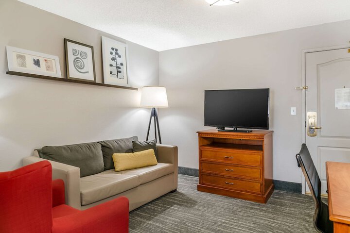 Country Inn & Suites by Radisson Rossford - Toledo South